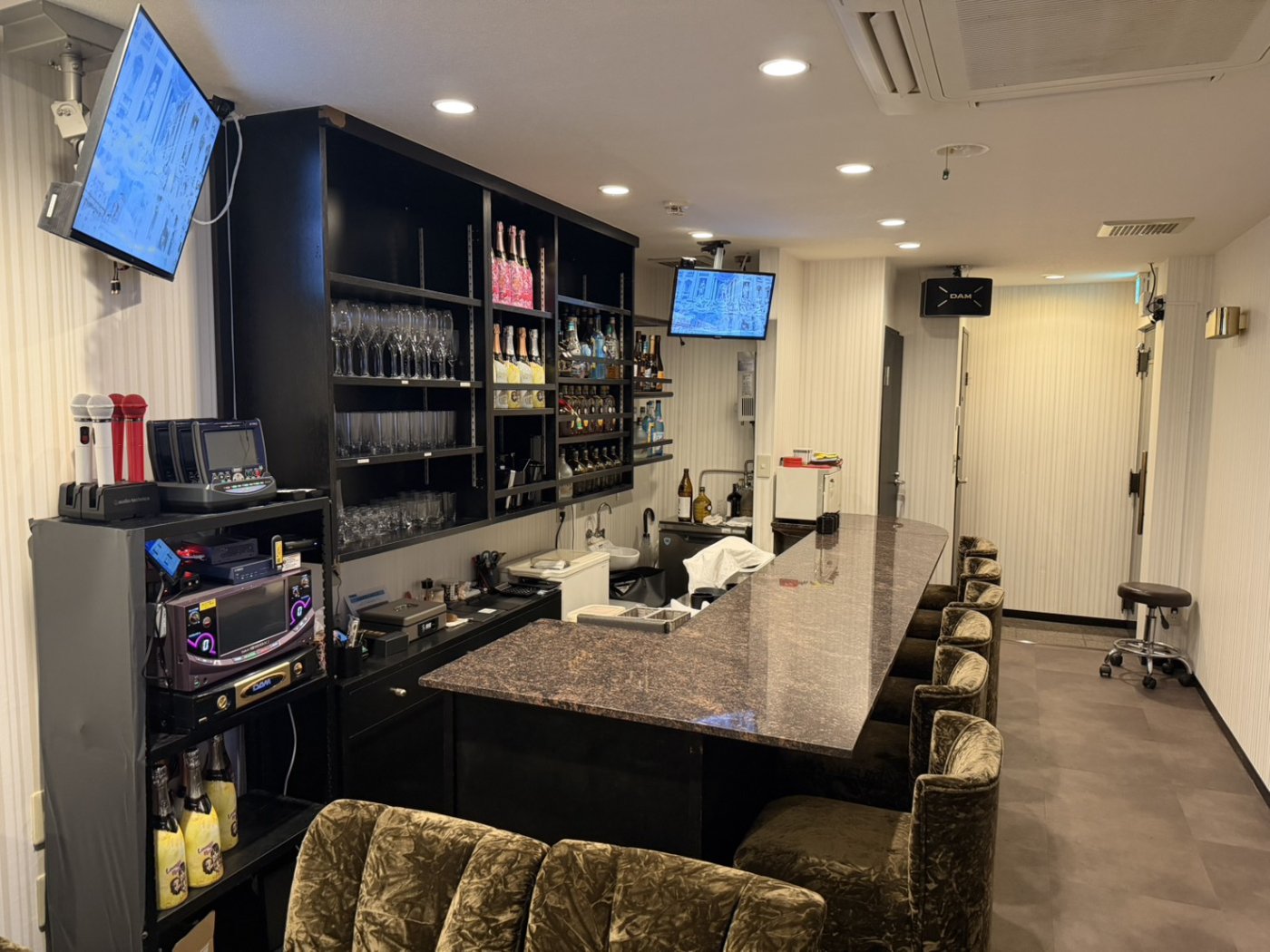 Lounge Noa カウンターとカラオケ設備