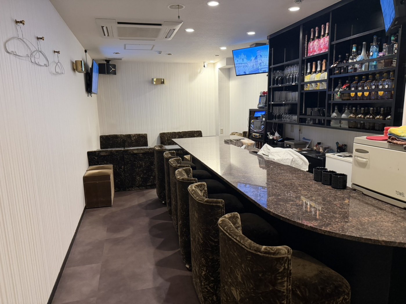 Lounge Noa メインカウンター席