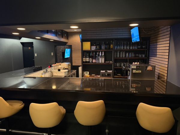 Girl's Bar Lounge いろは（豊中・岡町）のカウンターと店内