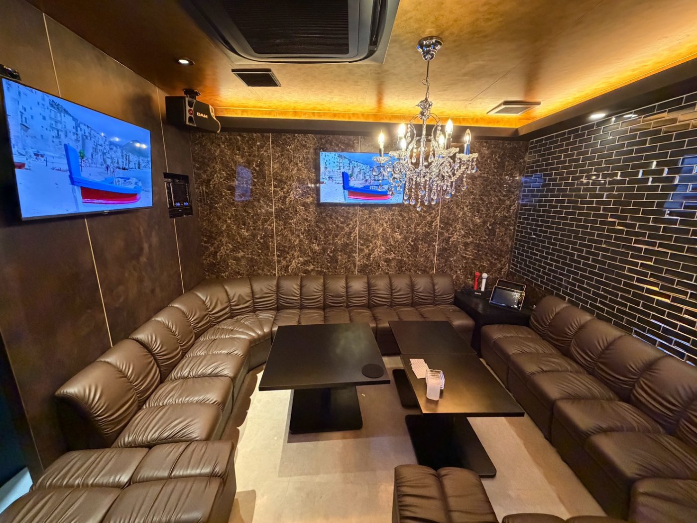 lounge yula VIPルーム カラオケ設備とソファ